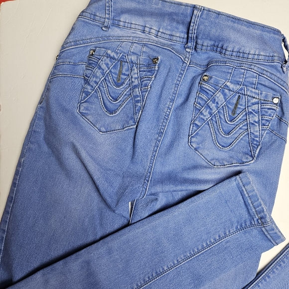 Minerva Jeans (7) - Picture 6 of 7